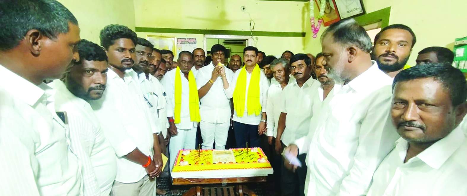 కేక్‌ కట్‌ చేసి వేడుకలు నిర్వహిస్తున్న నాయకులు