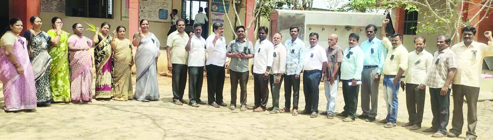 నిరసన తెలియజేస్తున్న ఉపాధ్యాయులు