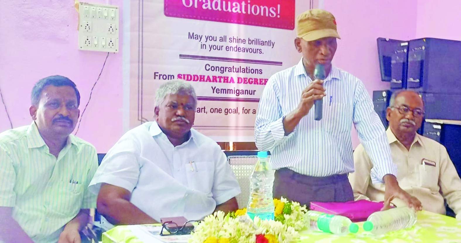 సమావేశంలో మాట్లాడుతున్న ప్రభుత్వ వైద్యశాల రిటైర్డ్‌ సూపరింటెండెంట్‌ డాక్టర్‌ బాలయ్య