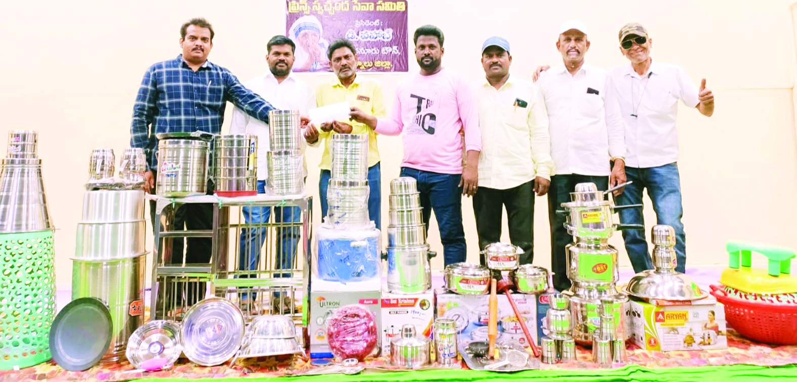 ఆడబిడ్డ తండ్రికి అందజేస్తున్న వహాబ్‌