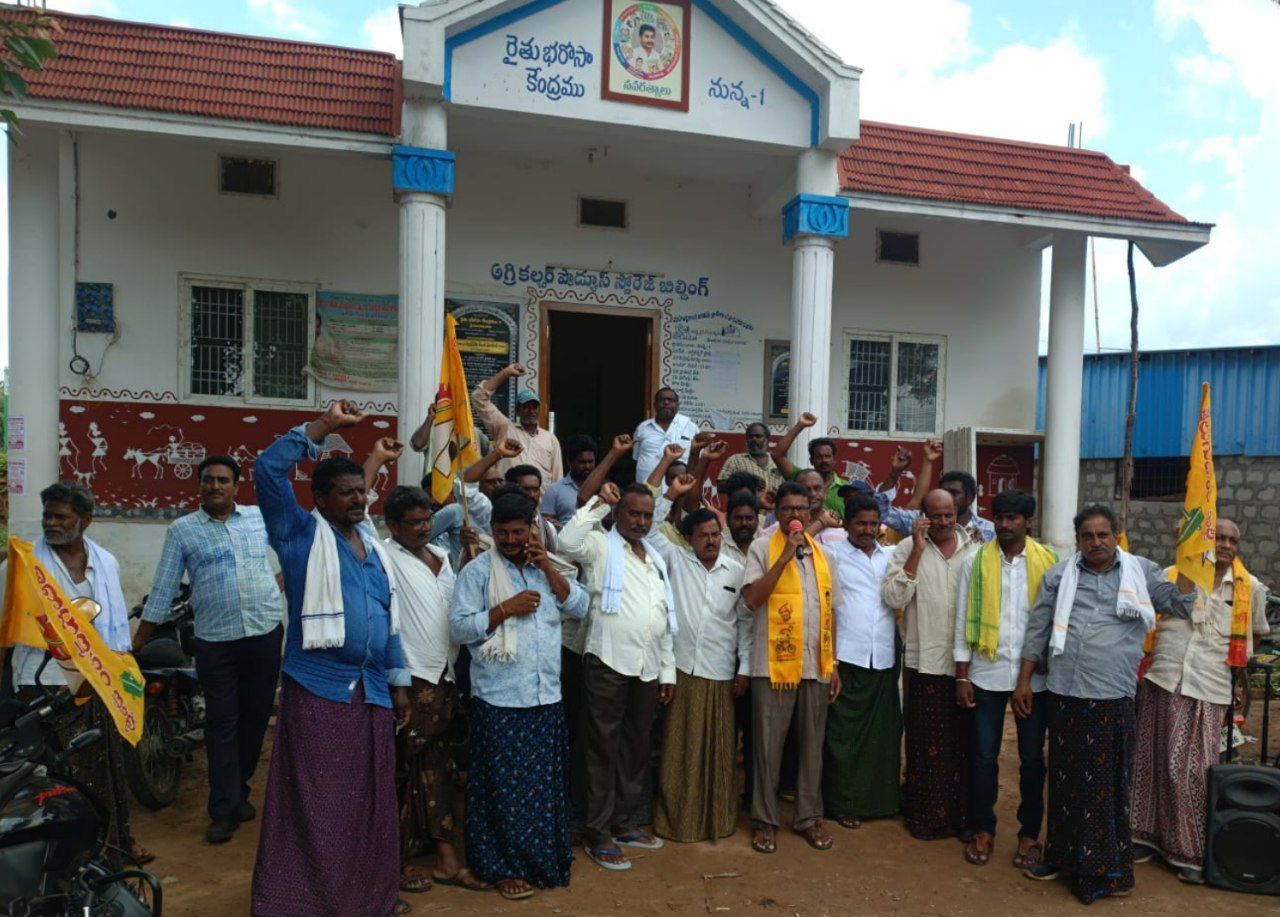 తడిసినమొక్కజొన్న, ధాన్యం ను కొనుగోలు చేయాలని ఆందోళన