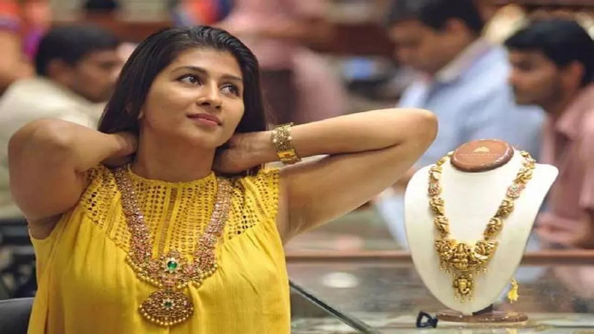 రూ.330 తగ్గిన బంగారం