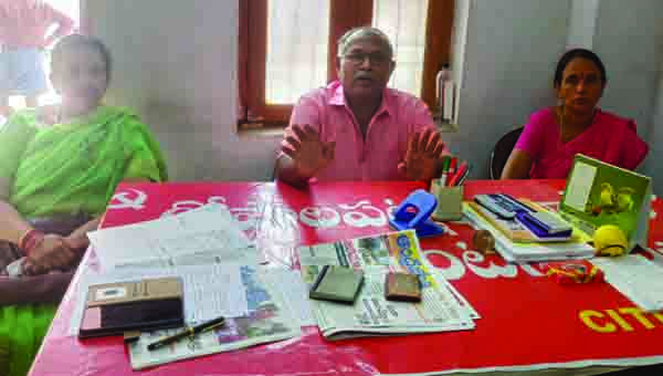 హుదూద్‌ బాధితులకు ఇళ్లు మంజూరు చేయాలి