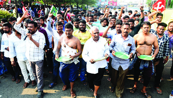 క్లాప్‌ డ్రైవర్ల భిక్షాటన