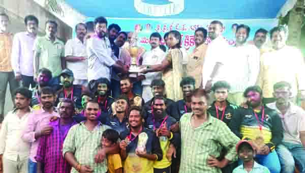 క్రికెట్‌ విజేతలకు బహుమతులు