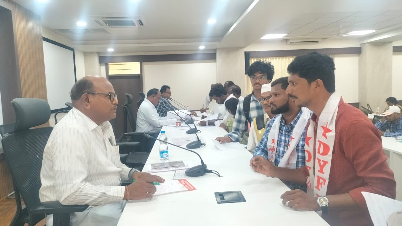 డిఆర్‌కు వినతి పత్రం అందజేస్తున్న డివైఎఫ్‌ఐ నాయకులు