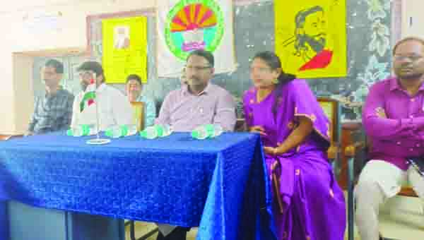 సమకాలీన అంశాలపై పట్టు పెంచుకోవాలి