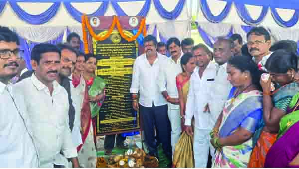 రోడ్డు పునర్నిర్మాణ పనులకు శంకుస్థాపన