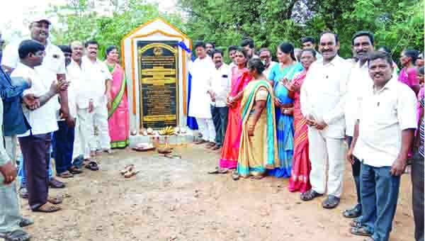 తాగునీటి పైపులైన్‌ ఏర్పాటుకు శంకుస్థాపన