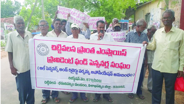 కనీస పింఛను రూ.9 వేలుకు పెంచాలి