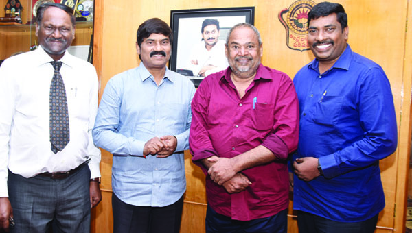 ఎయును సందర్శించిన ఆర్‌.నారాయణమూర్తి