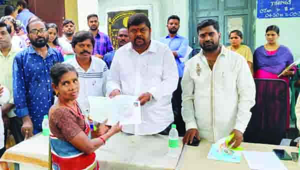 ఇళ్ల పట్టాల పంపిణీ