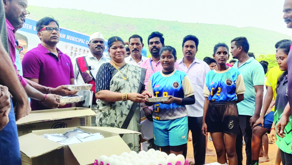 వేసవి శిక్షణ శిబిరాలను సందర్శించిన మేయర్‌