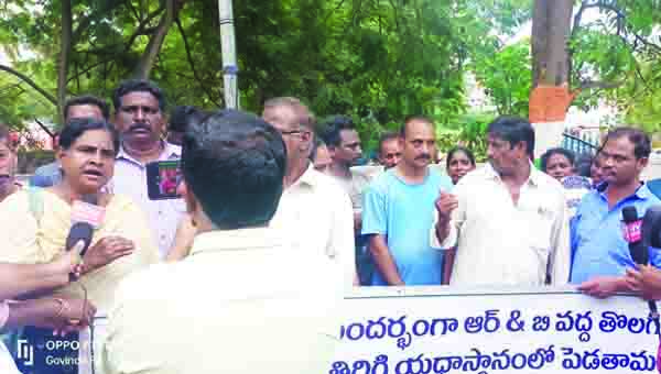 బడ్డీలను యథాస్థానంలో ఉంచాలని ధర్నా