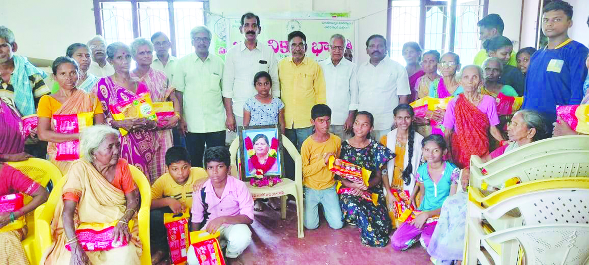 తల్లిదండ్రుల త్యాగాలను స్మరించుకోవాలి