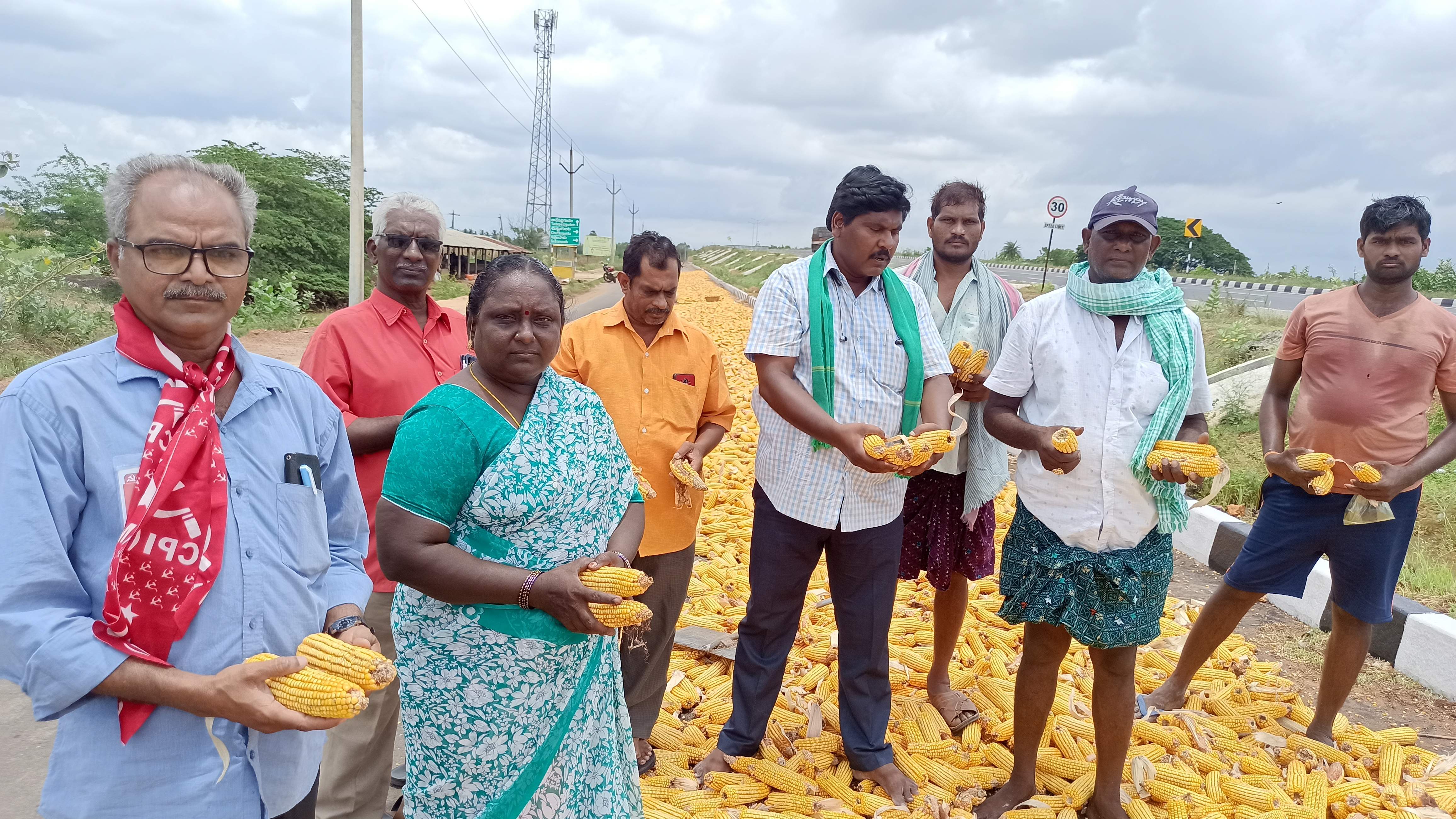 మొక్కజొన్న కొనుగోలు కేంద్రాలు ఏర్పాటు చేయాలి
