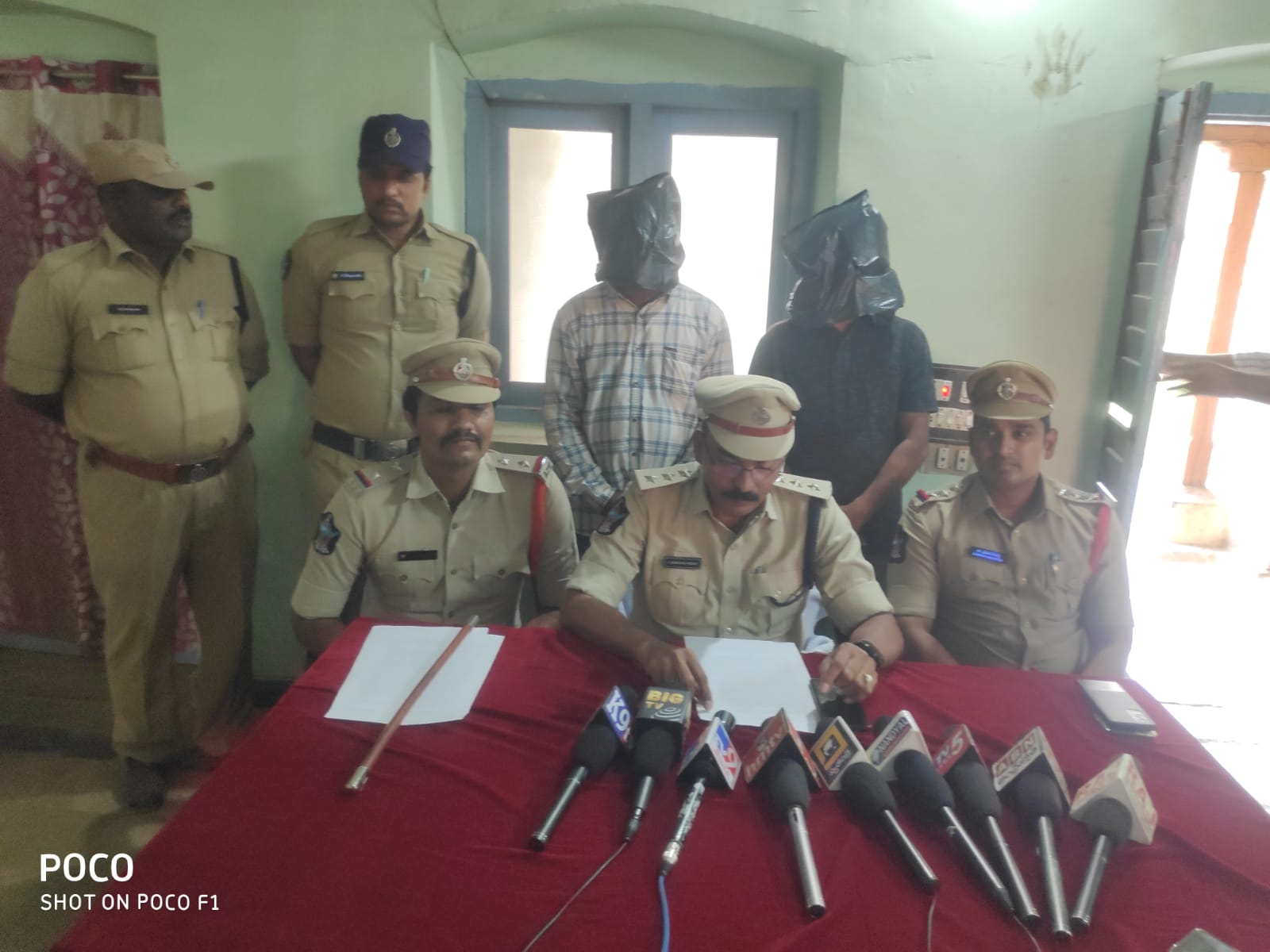 విలేకరుల సమావేశంలో మాట్లాడుతున్న డోన్‌ డిఎస్పి శ్రీనివాసరెడ్డి 