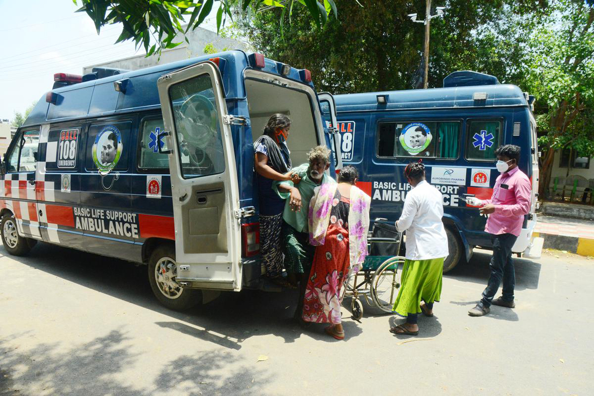 నెలల తరబడి అందని వేతనాలు