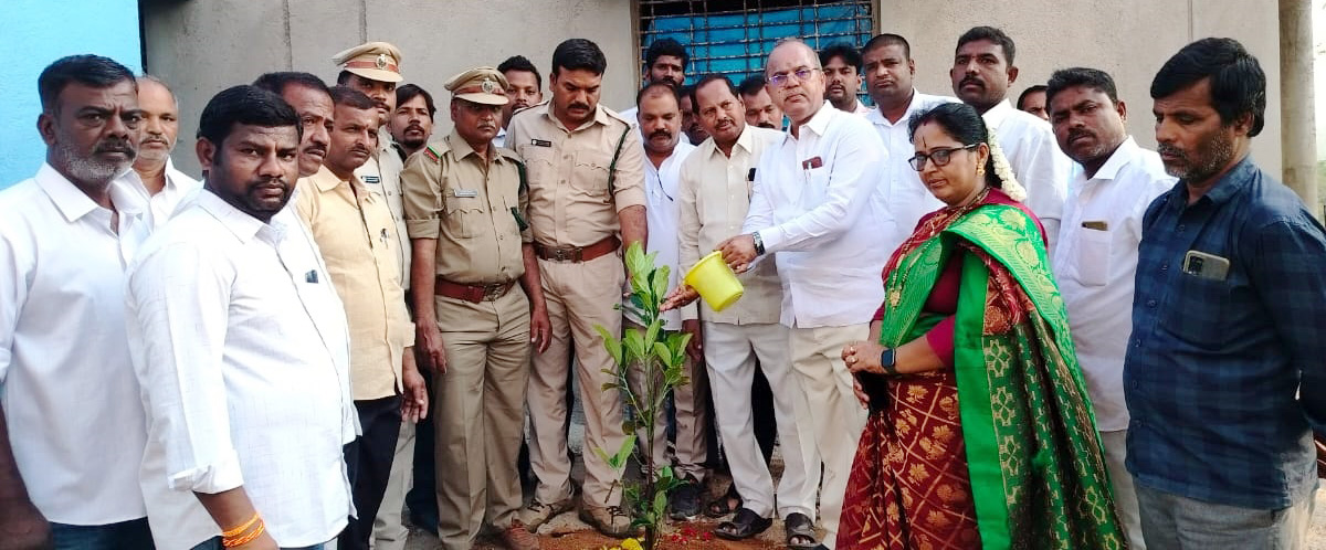  మొక్కలు నాటి నీరు పోస్తున్న ఎమ్మెల్యే చింతల