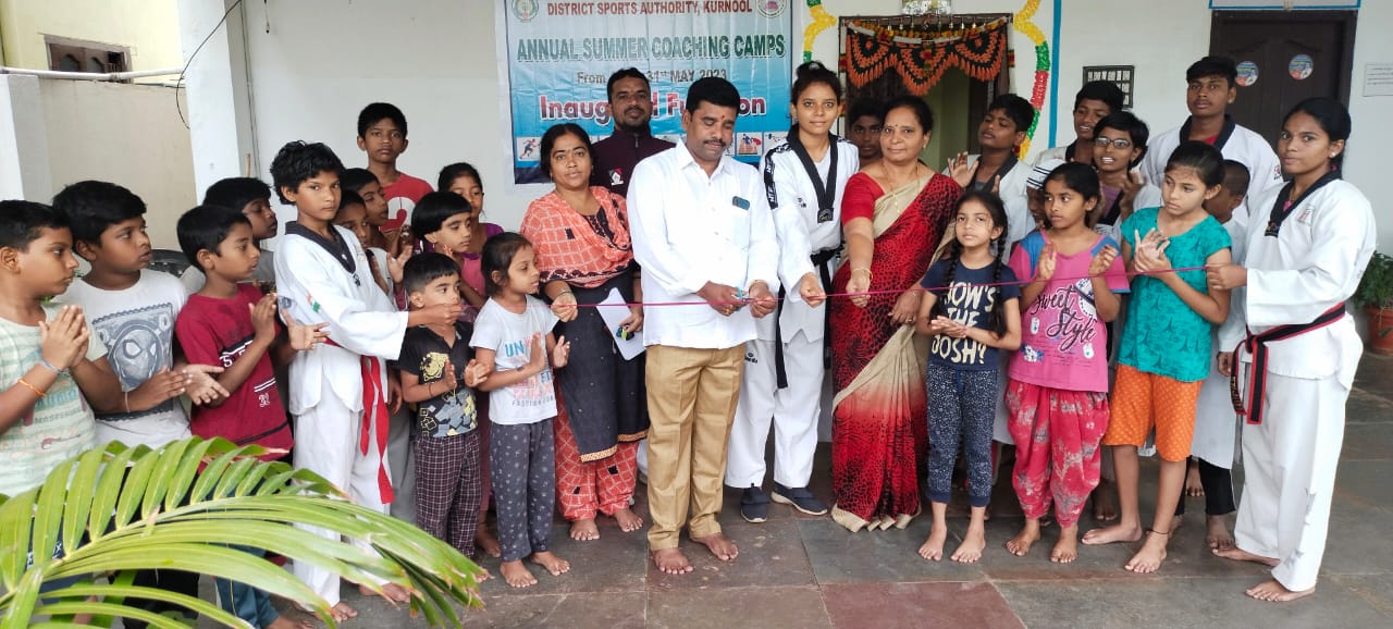 సమ్మర్‌ కోచింగ్‌ క్యాంప్‌ను ప్రారంభిస్తున్న కమర్షియల్‌ ట్యాక్స్‌ డిపార్ట్‌మెంట్‌ జిఎస్‌టి ఆఫీసర్‌ డి.శ్యామలమ్మ, శ్రీ ఉమా మాధవ స్కూల్‌ కరస్పాండెంట్‌ బి.మాధవ్‌ కృష్ణ