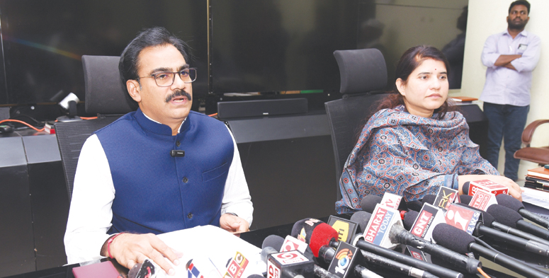 మాట్లాడుతున్న జిల్లా కలెక్టర్‌ వేణుగోపాల్‌రెడ్డి, జె.సి రాజకుమారి