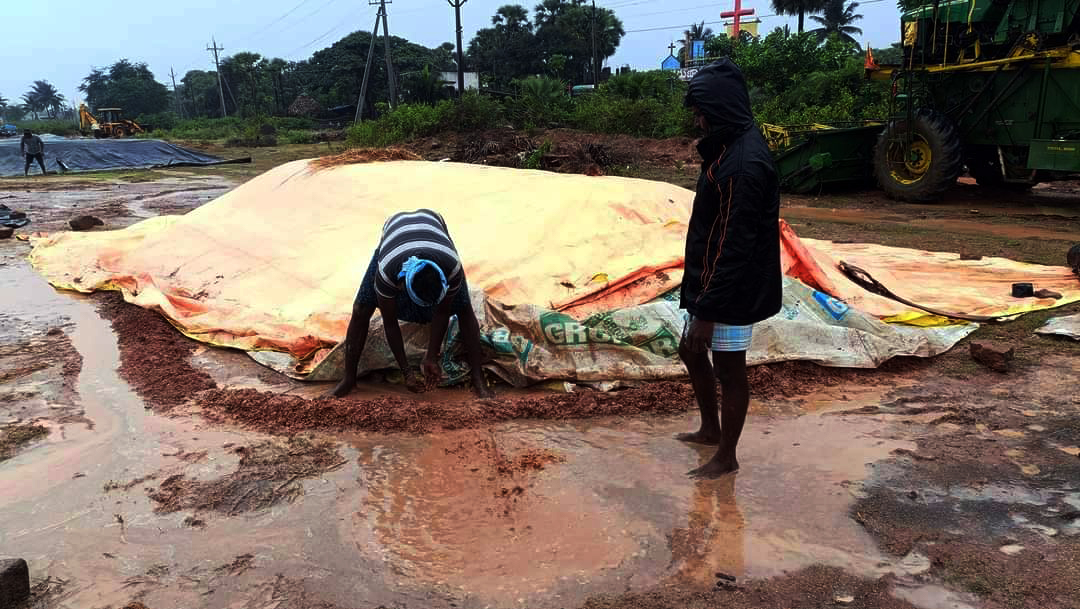 ప్రభుత్వ తప్పిదాలకు అన్నదాత బలి..!