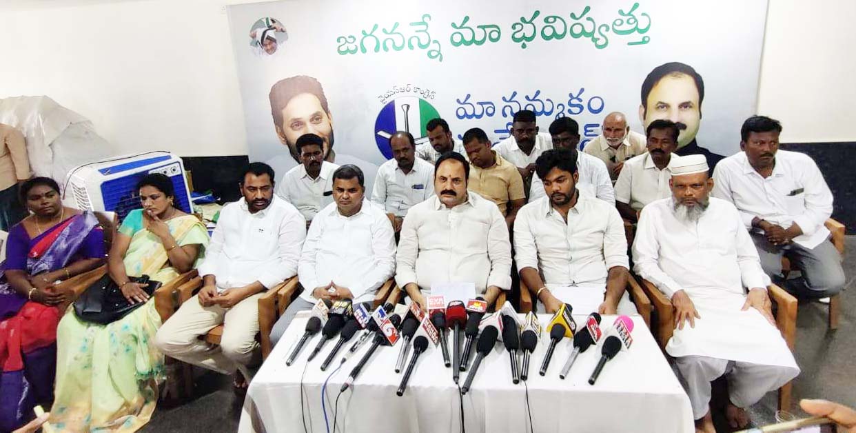 విలేకరుల సమావేశంలో మాట్లాడుతున్న ఎమ్మెల్యే కాటసాని రామిరెడ్డి