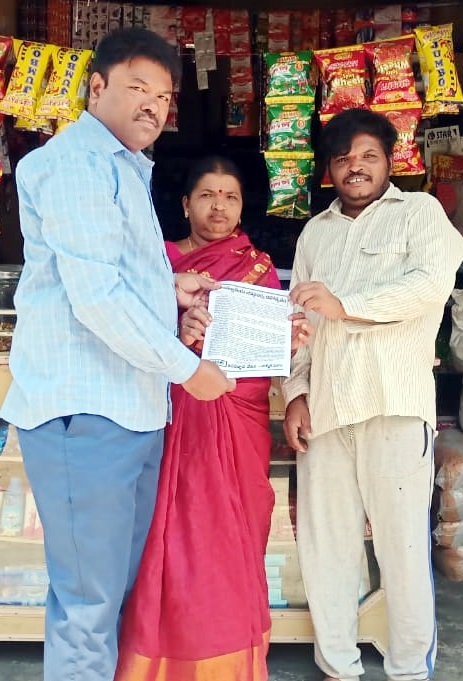 కరపత్రాలు పంపిణీ చేస్తున్న జెవివి అధ్యక్షులు ప్రభుచరణ్‌