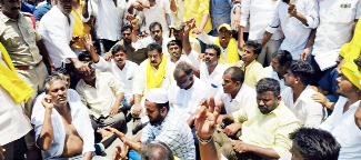 నిరసన తెలుపుతున్న టిడిపి నాయకులు