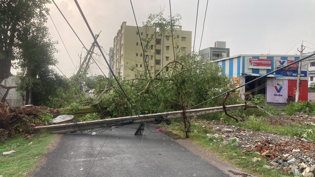 గాలుల బీభత్సం-విద్యుత్‌కు అంతరాయం