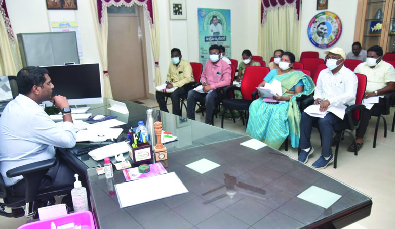 సమిష్టి కృషితో లక్ష్యాలను చేరుకోవాలి