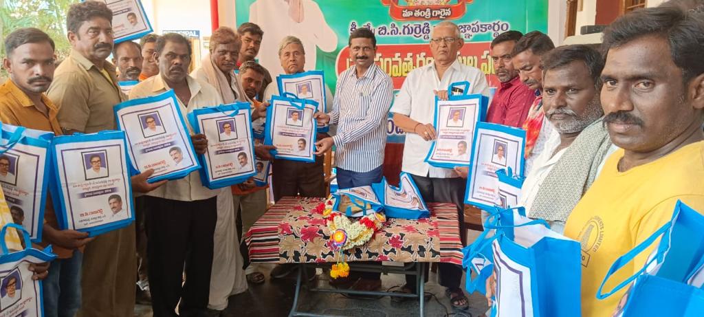 హమాలీలకు దుస్తులను పంపిణీ చేస్తున్న మాజీ సర్పంచ్ బిసి రాజారెడ్డి