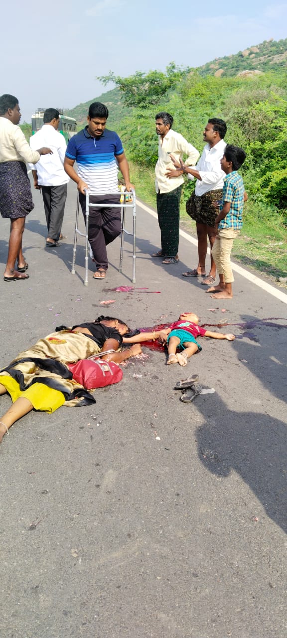 మతదేహాల వద్ద రోదిస్తున్న బంధువులు 