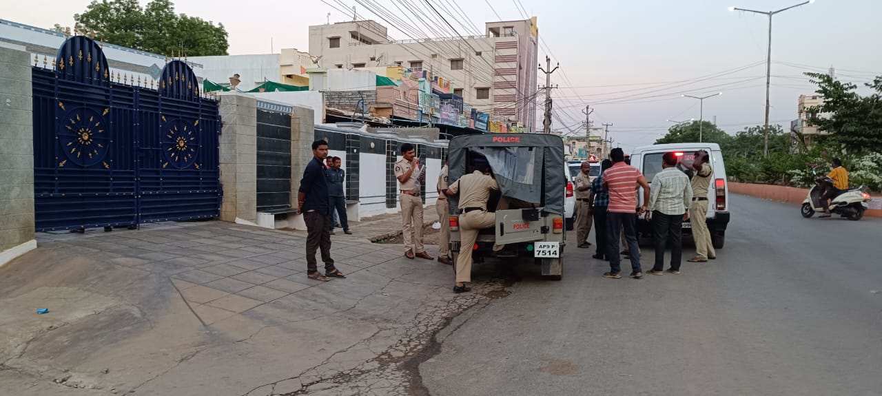 భూమా అఖిలప్రియ స్వగహం వద్ద పోలీసులు