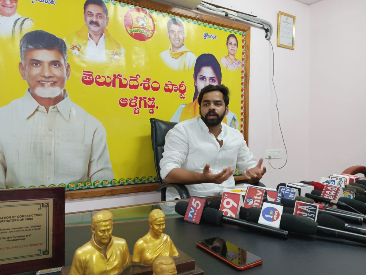  విలేకరుల సమావేశంలో మాట్లాడుతున్న భూమా జగత్‌ విఖ్యాత్‌ రెడ్డి