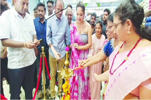 కాకినాడలో సినీనటి అనసూయ సందడి