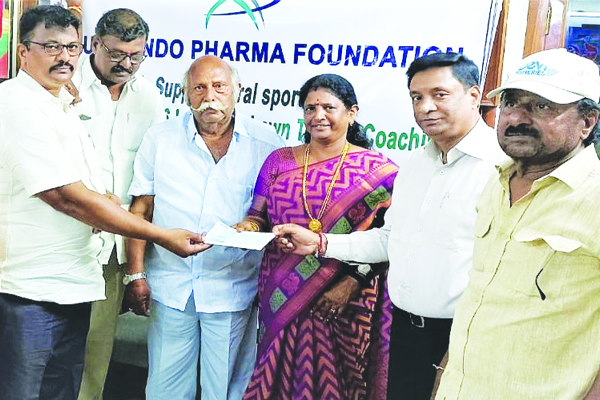 టెన్నిస్‌ ప్లేయర్‌ సుభాష్‌కు 'అరబిందో' రూ. 6 లక్షల సహాయం