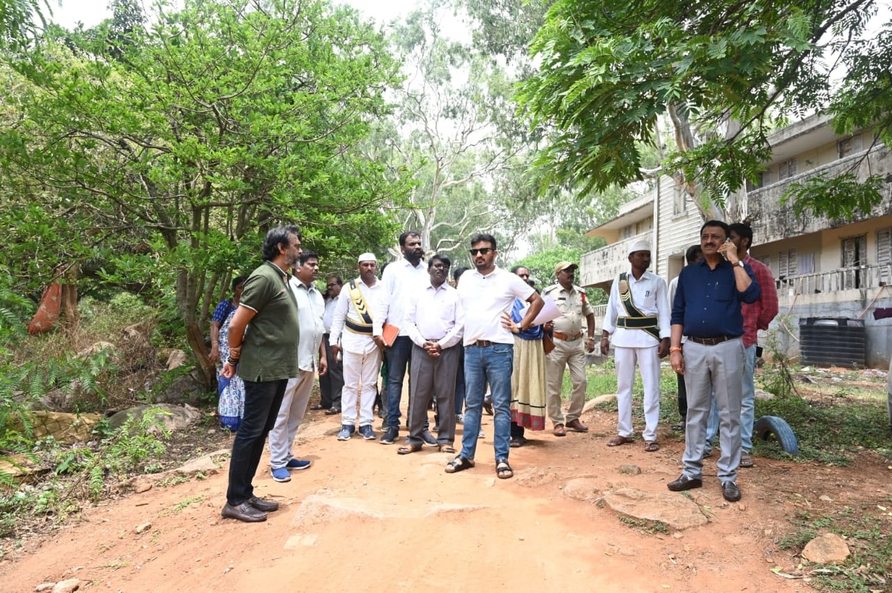 - హార్సిలీహిల్స్‌లో అభివృద్ధి పనులు చేపట్టే ప్రాంతాన్నిపరిశీలిస్తున్న కలెక్టర్‌ గిరీష