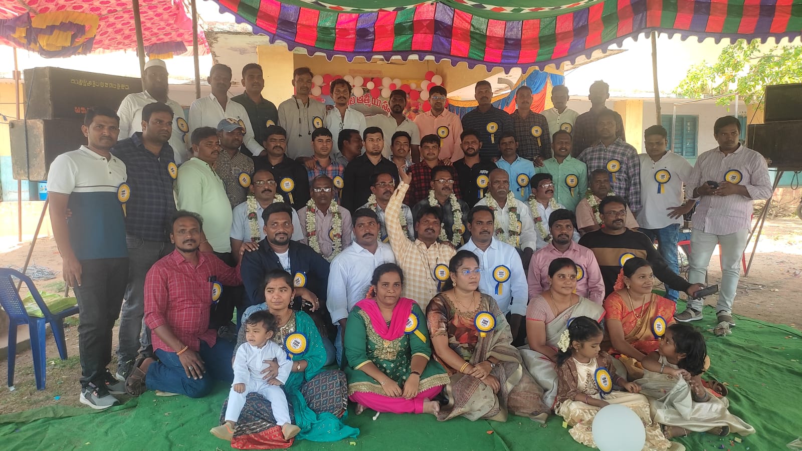 ఉపాధ్యాయులతో పూర్వ విద్యార్థులు