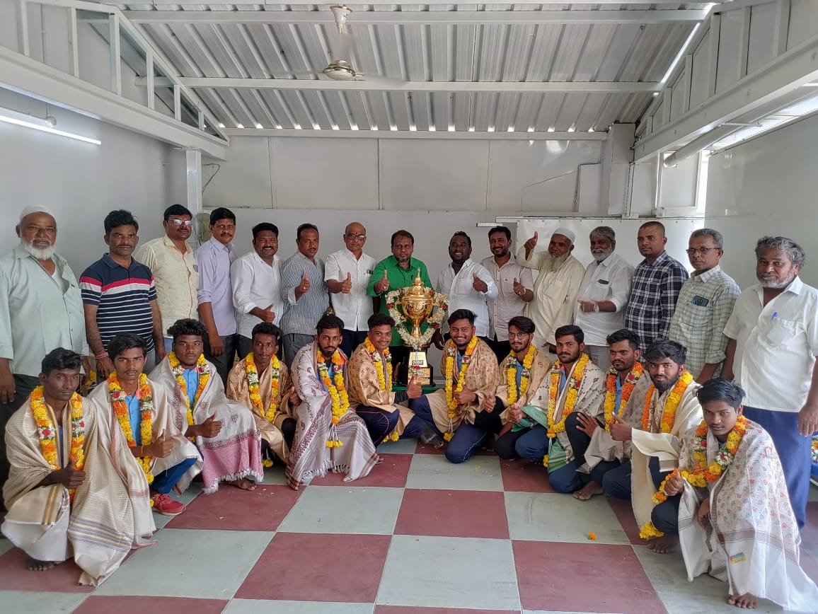 రాష్ట్రస్థాయి బేస్‌బాల్‌ విజేత జట్టు తో వైసీపీ నాయకులు