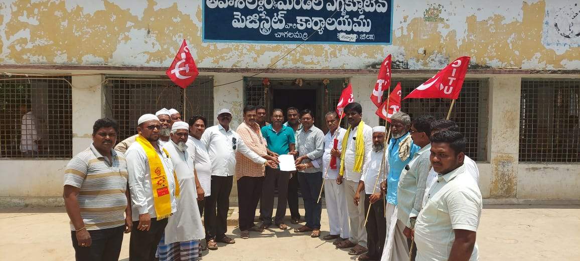 డిటికి వినతి పత్రం అందజేస్తున్న జర్నలిస్టులు,టిడిపి,ప్రజా సంఘాల నాయకులు