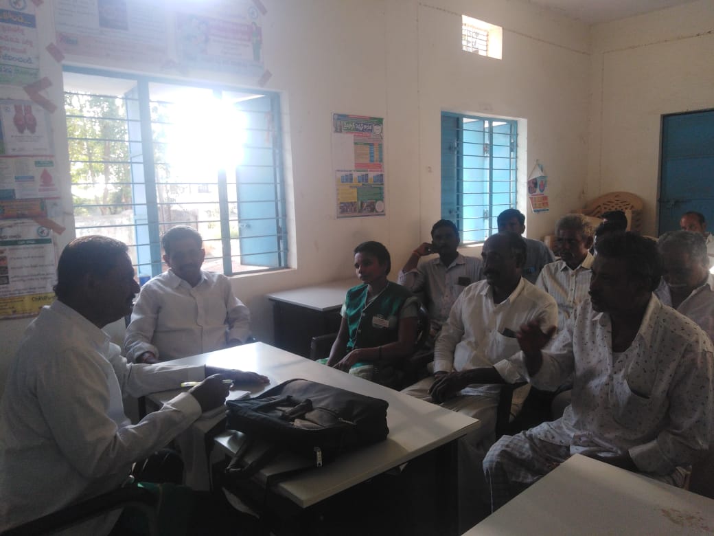 చిన్న వంగలి గ్రామంలో రైతులతో చర్చిస్తున్న రైతు సంఘం జిల్లా నాయకులు ఏ రాజశేఖర్‌