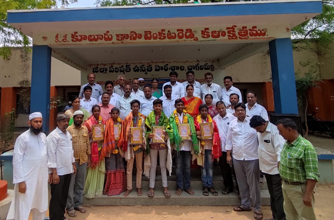 పదవ తరగతి టాపర్స్‌తో హెచ్‌ఎం,ప్రజా ప్రతినిధులు,ఉపాధ్యాయులు