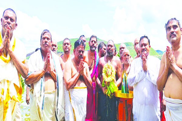 ఘనంగా సత్యదేవుని చక్రస్నానం