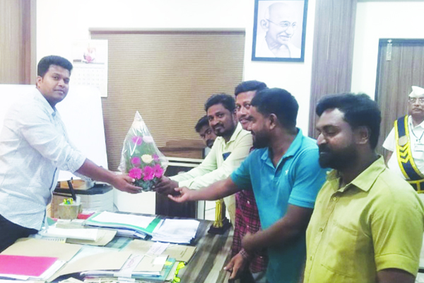 క్లాప్‌ డ్రైవర్ల సమస్యలపై కమిషనర్‌కు వినతి