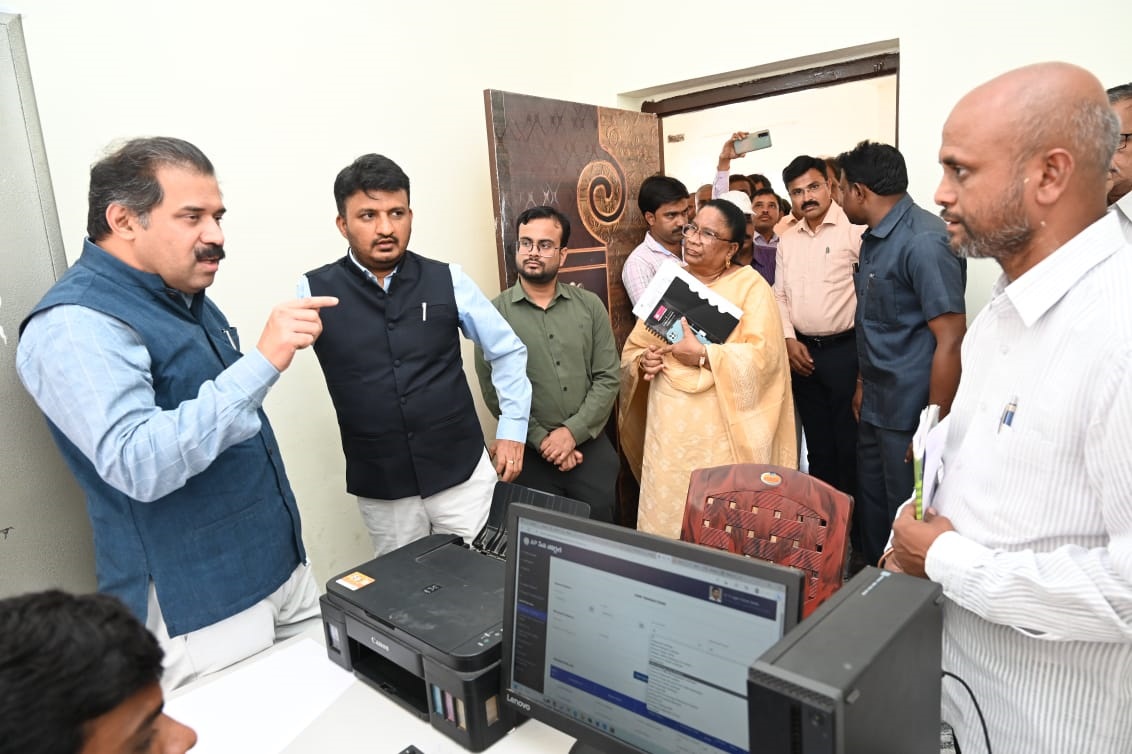 - గుర్రంకొండ : నడిమికండ్రిగ సచివాలయాన్ని పరిశీలిస్తున్న అహ్మద్‌బాబు, గిరీష