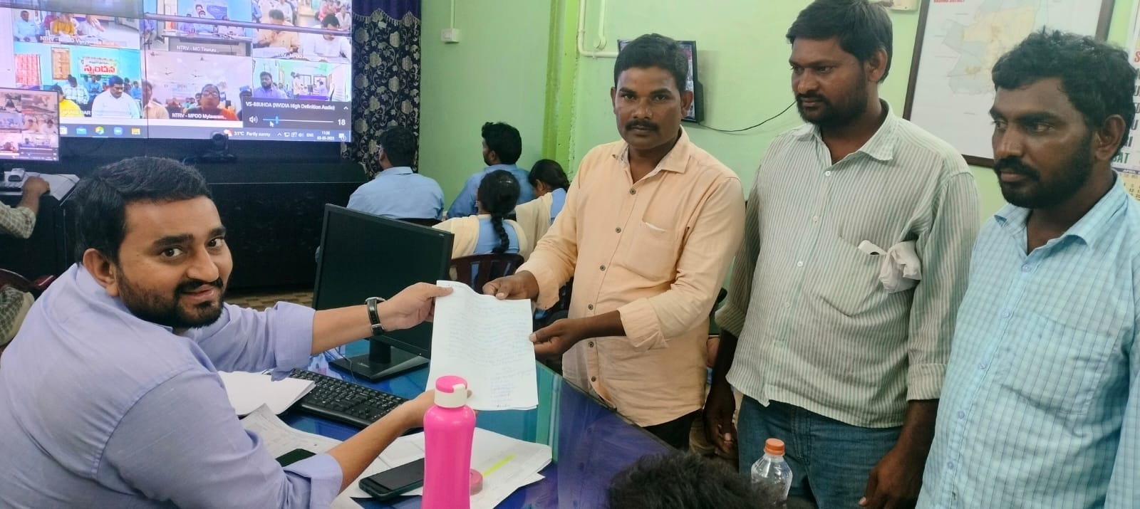 మధిర క్రాస్‌ రోడ్‌ వద్ద ఆక్రమణలు తొలగించాలి