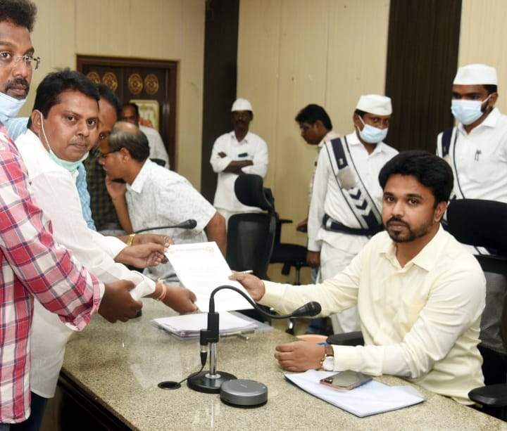 ఉపాధ్యాయులపై సస్పెన్షన్లు ఎత్తివేయాలని వినతి