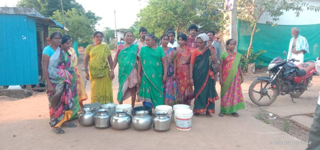 ఖాళీ బిందెలతో మహిళల నిరసన