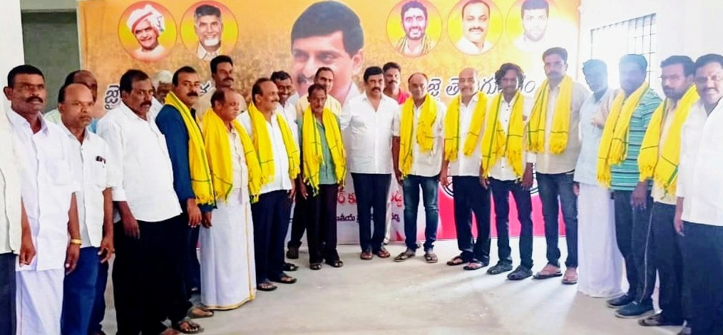 టిడిపిలో చేరిన వైసిపి నాయకులతో కిషోర్‌ కుమార్‌ రెడ్డి